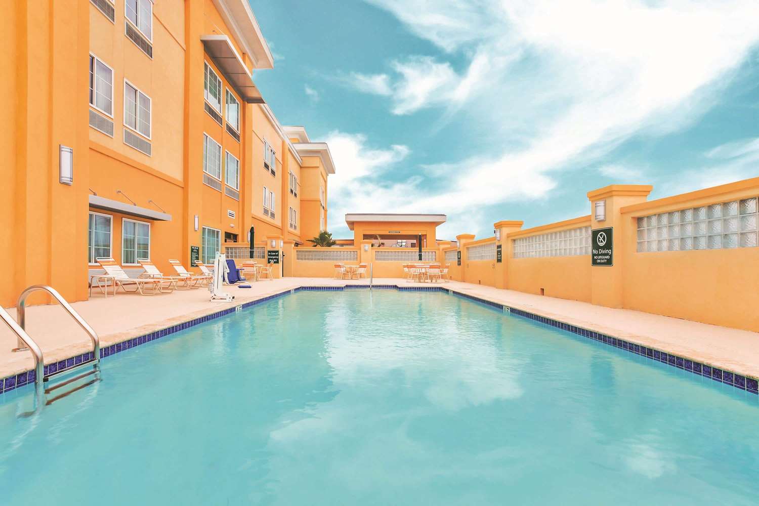La Quinta Inn Suites Cotulla 18/20