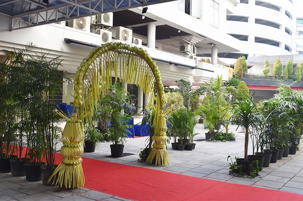 Surabaya Suites Hotel Powered by Archipelago in SURABAYA