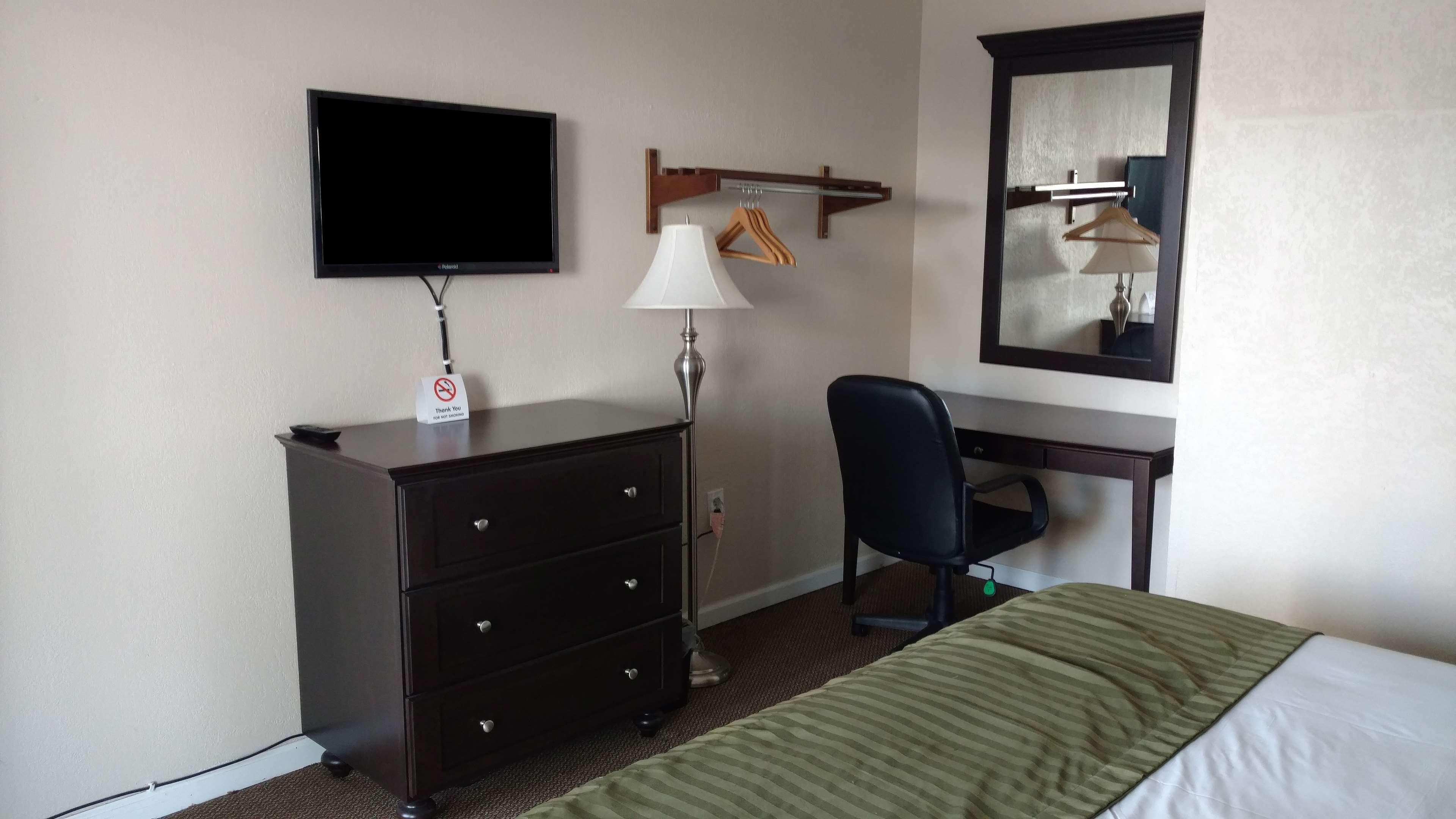 Americas Best Value Inn & Suites Kansas City 28/36