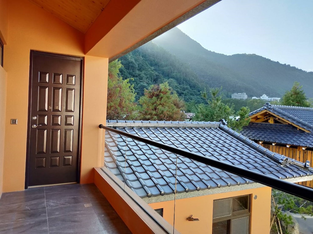 Huaman Hot Spring Villa 8/68