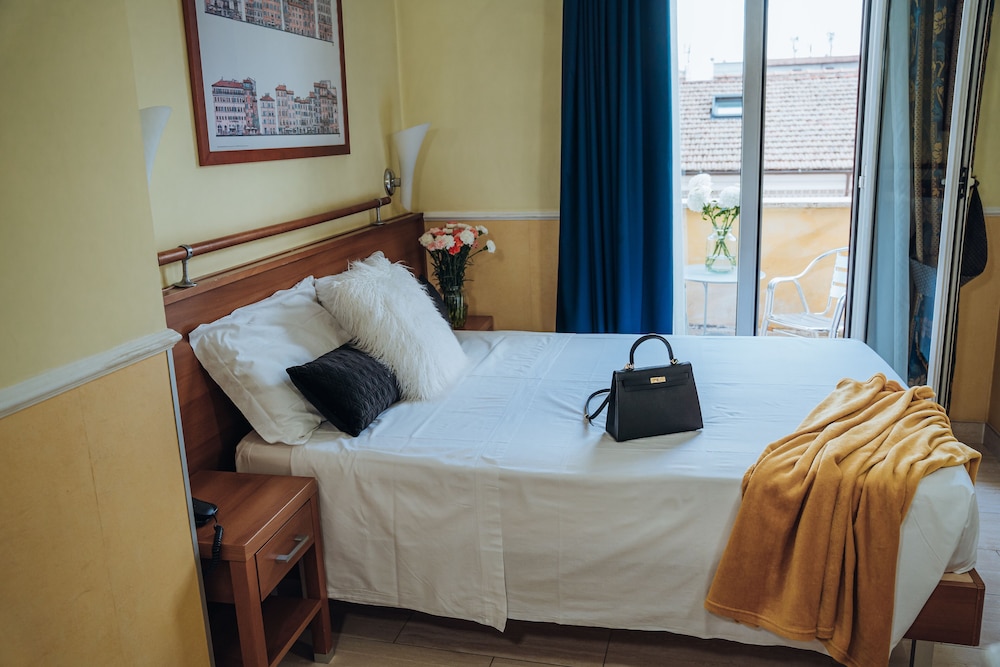 SMART, FRENCH BED, BALCONY