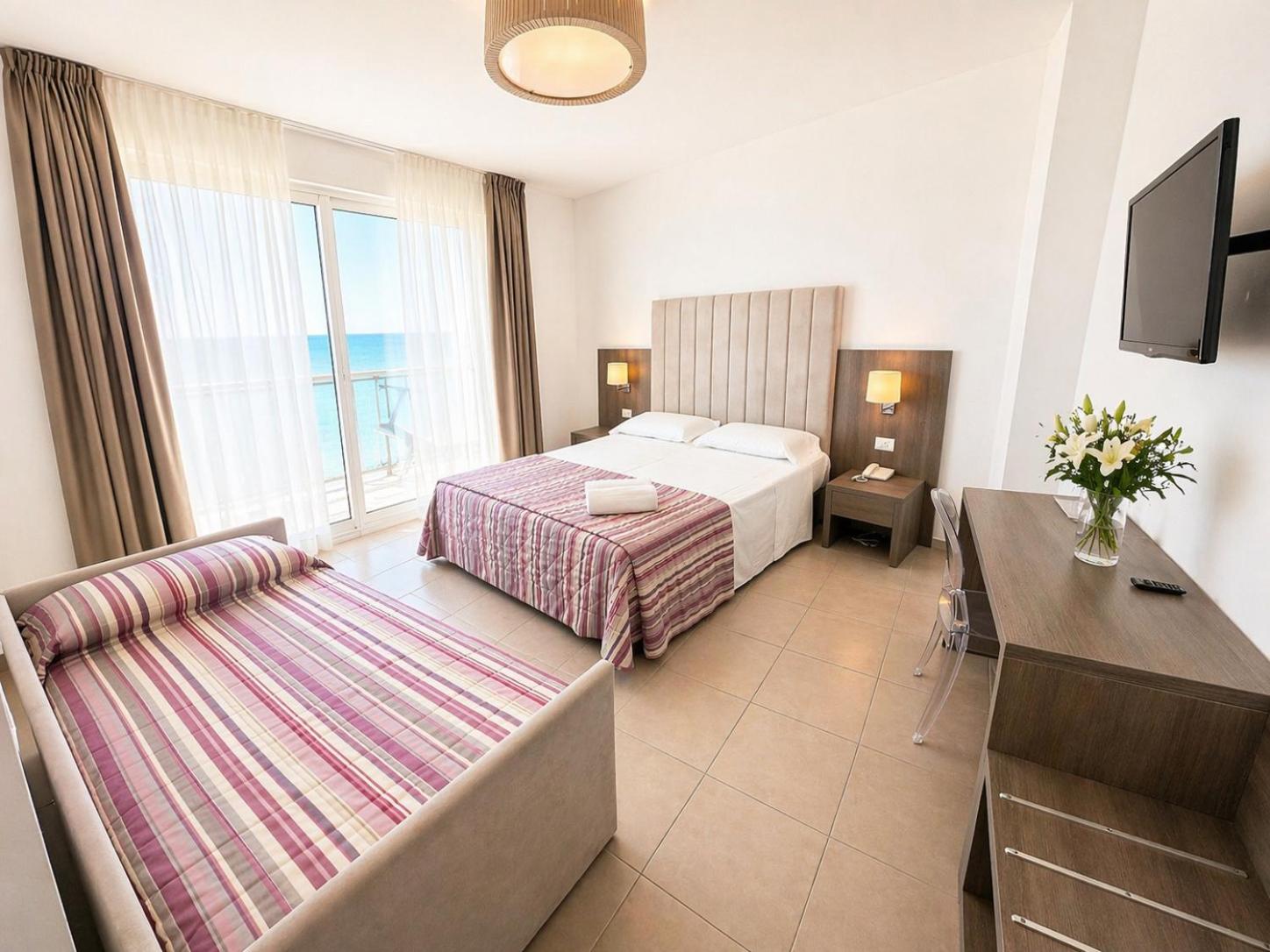 غرفة سوبيريور بسرير مزدوج أو سريرين منفصلين بإطلالة على البحر بشرفة، Karinzia Hotel 3/5