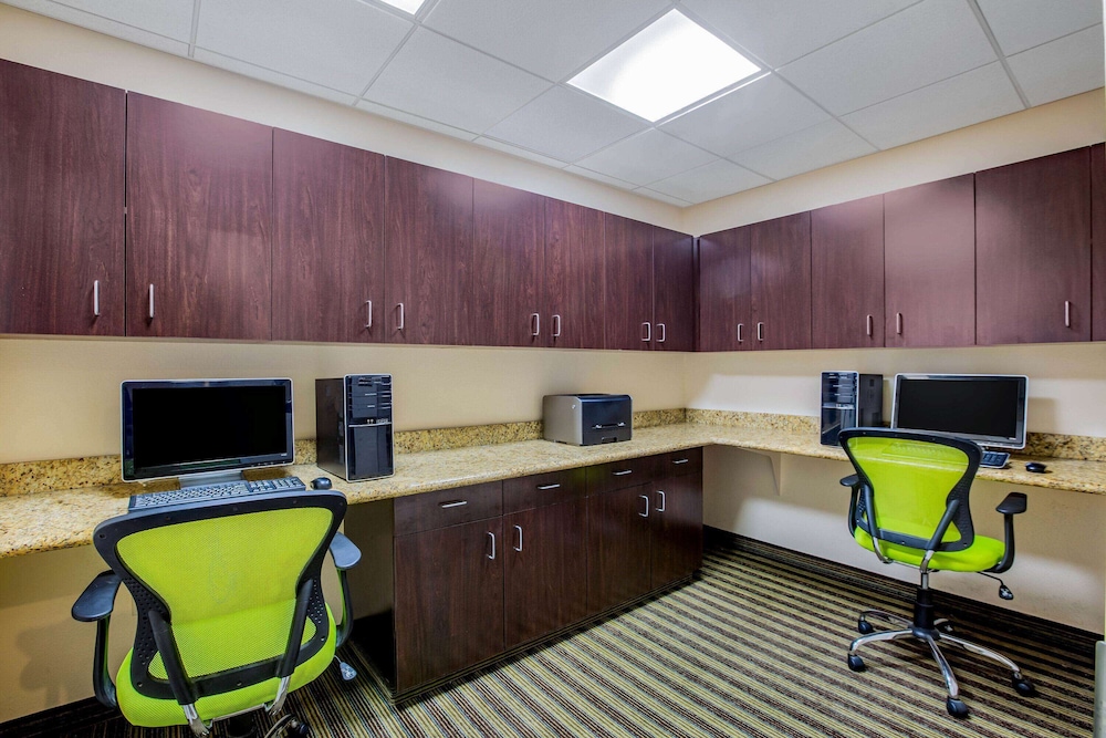 La Quinta Inn & Suites by Wyndham Fowler 50/61