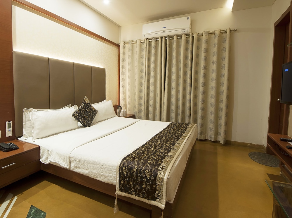 Uddhav Vilas Hotel 30/46