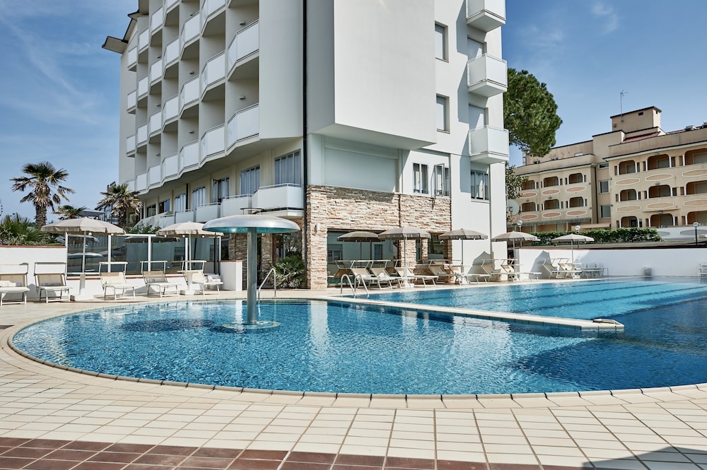 Rouge Hotel International 8/50