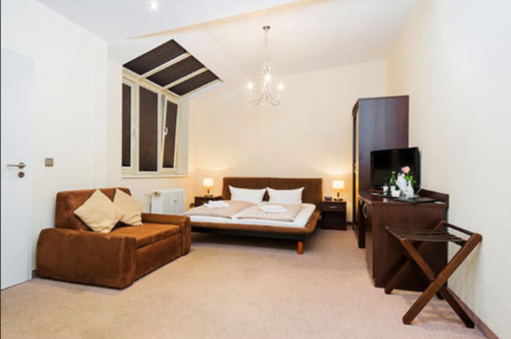 Upper Room Hotel 38/73