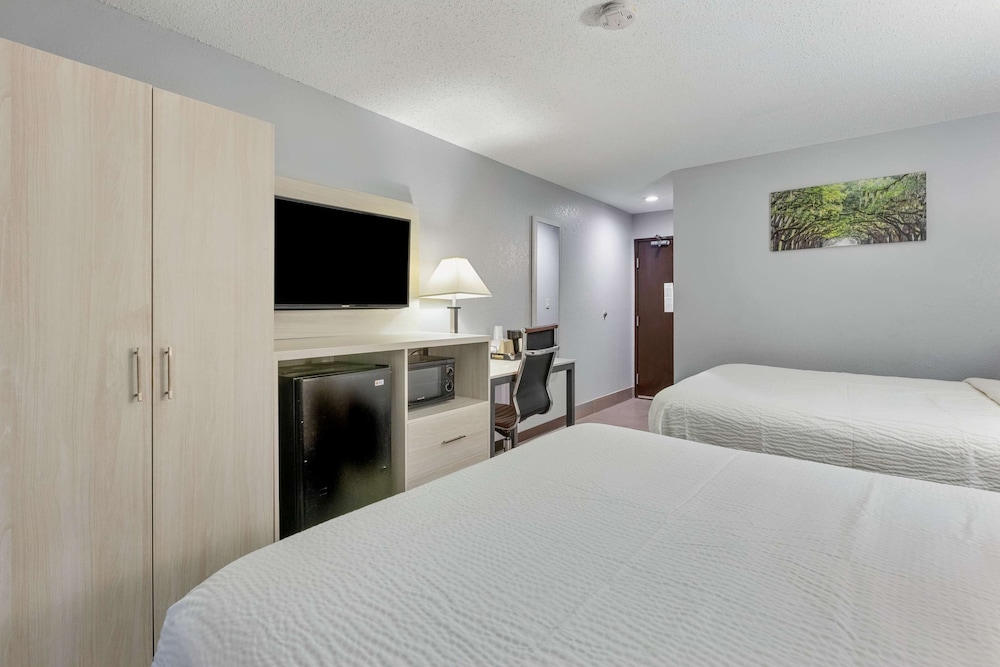 Days Inn by Wyndham Savannah Gateway I-95 8/27