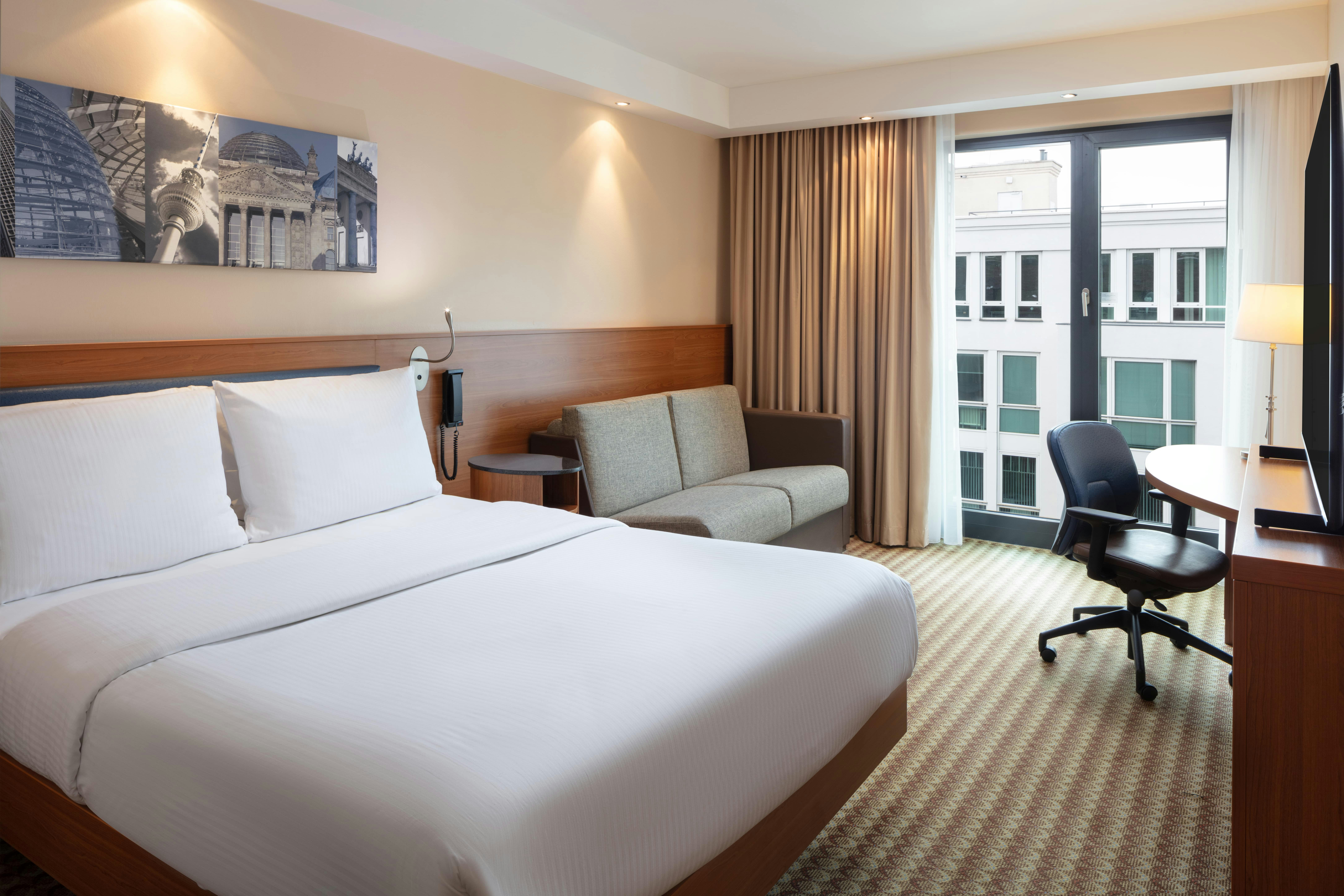 ROOM, QUEEN BED, SOFA