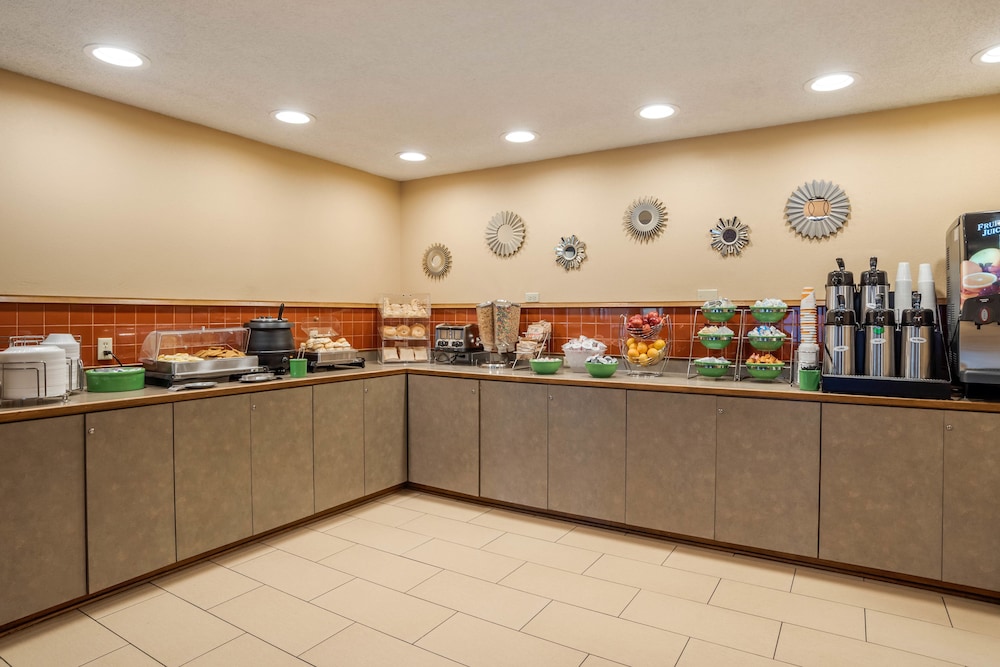 Econo Lodge Inn & Suites Foley-North Gulf Shores 13/40