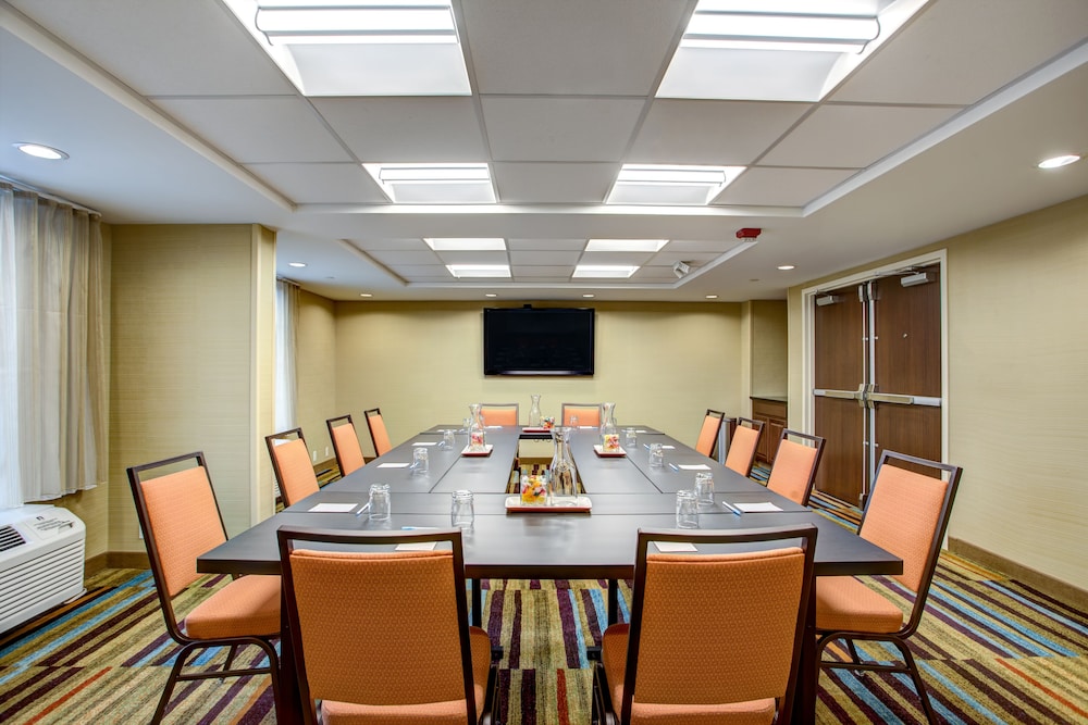 Fairfield Inn Suites Springfield Holyoke 30/35