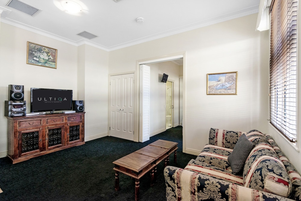 Ultiqa Rothbury Hotel 46/71