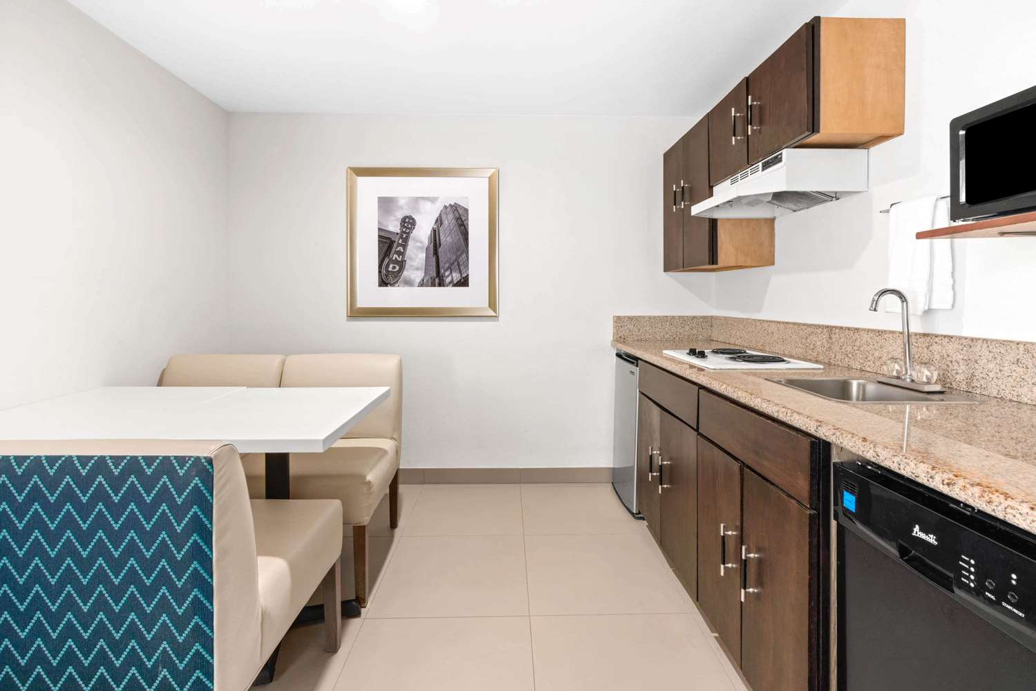 La Quinta Inn & Suites by Wyndham Portland NW 24/27