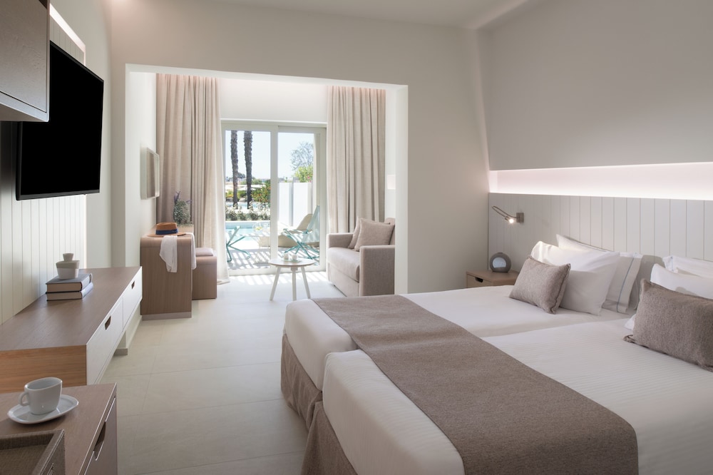 DELUXE, TWIN BEDS, PRIVATE POOL
