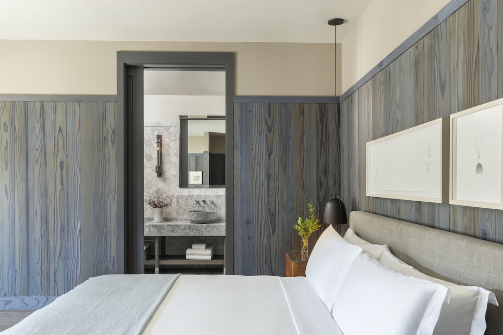 Manor, King Bed, Accessible