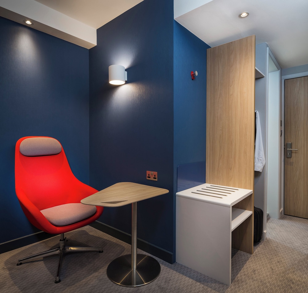 HOLIDAY INN EXPRESS KASSAM STADIUM 50/72