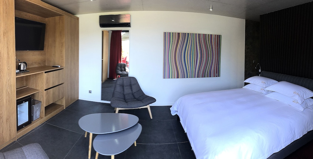 The Address Cassis 5/40