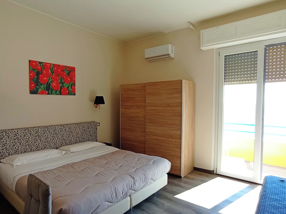 DELUXE, DOUBLE BED, SEA VIEW