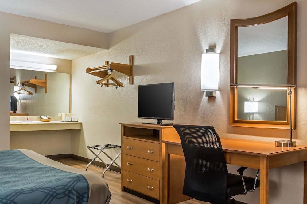 Econo Lodge Live Oak, FL 31/35
