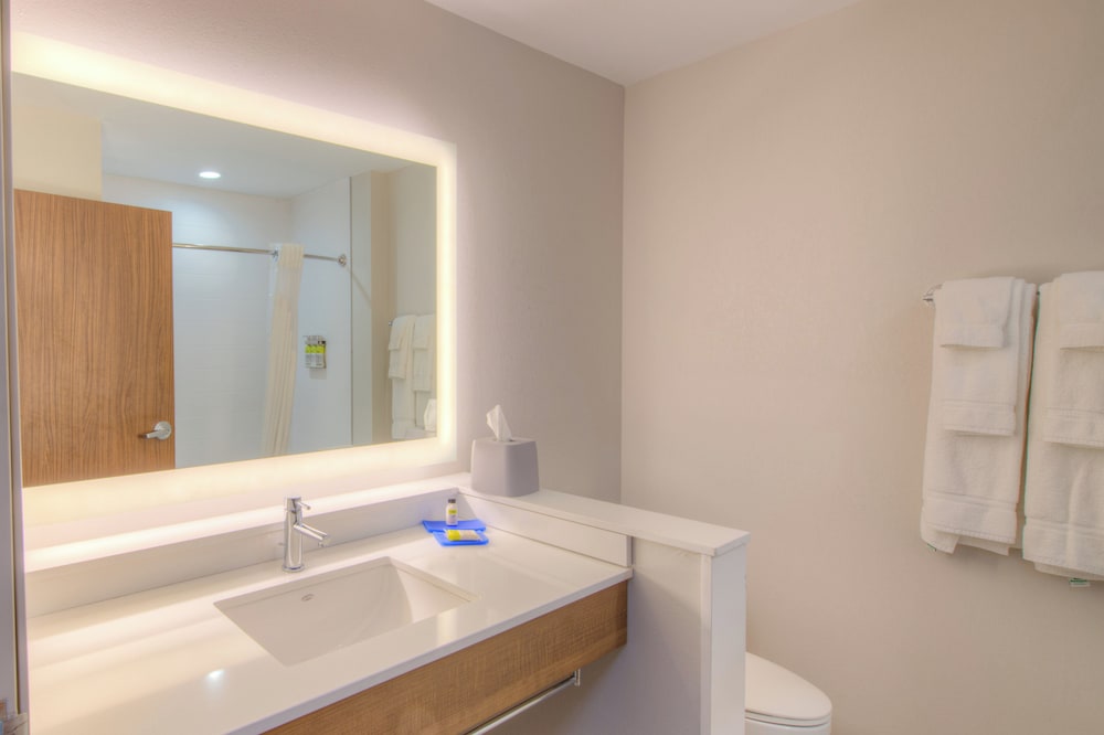 Holiday Inn Express & Suites Remington 44/49