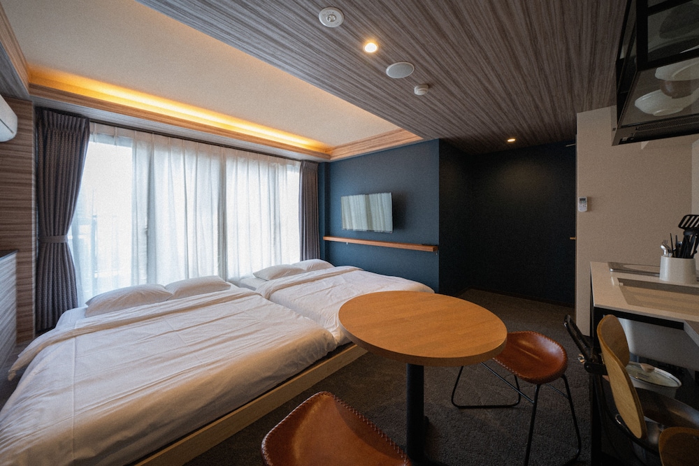 SUITE, 2 DOUBLE BEDS, KITCHEN