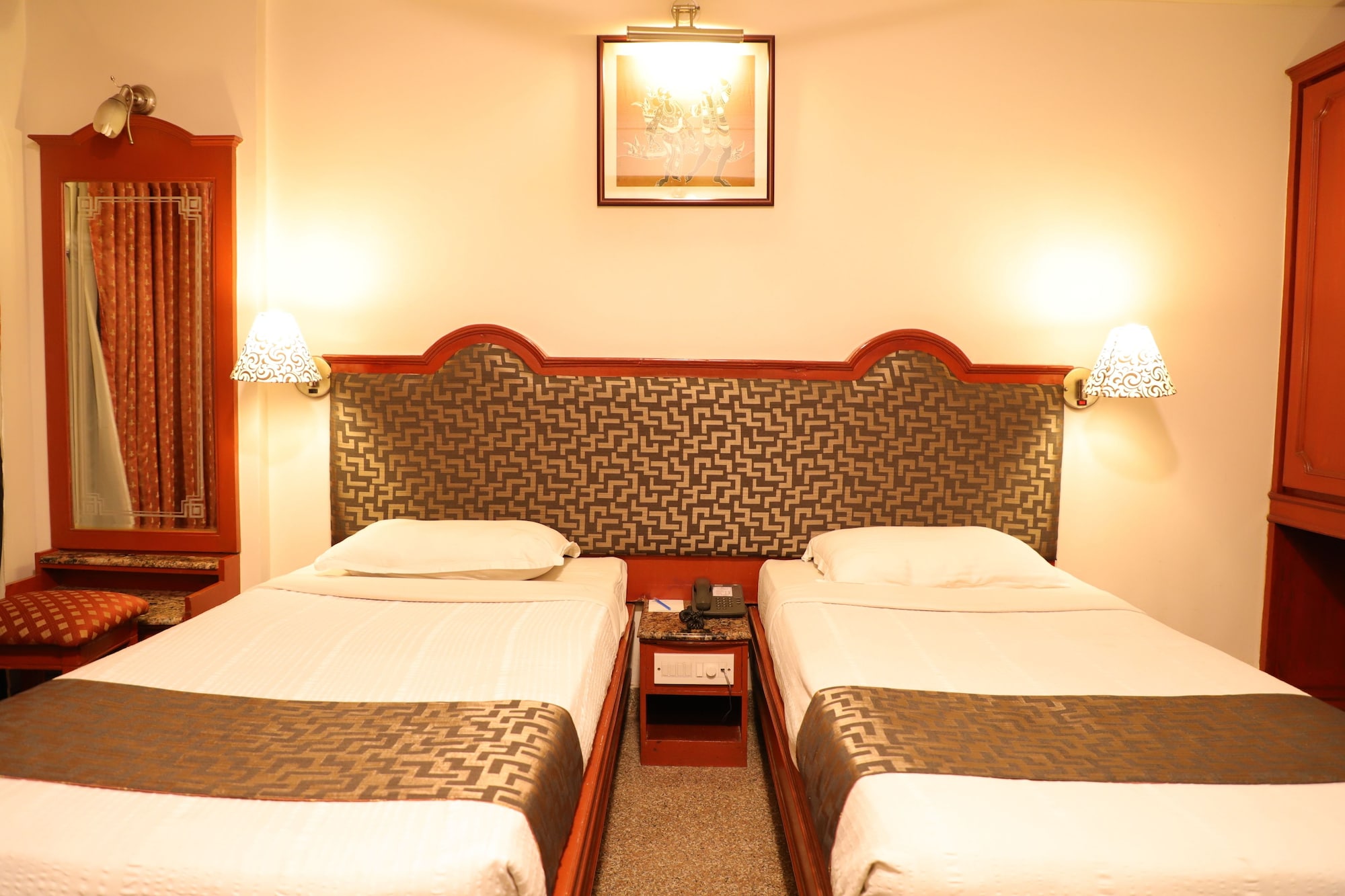 DELUXE, DOUBLE OR TWIN BED