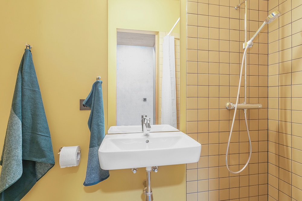MODERN, TWIN BEDS, PRIVATE BATHROOM