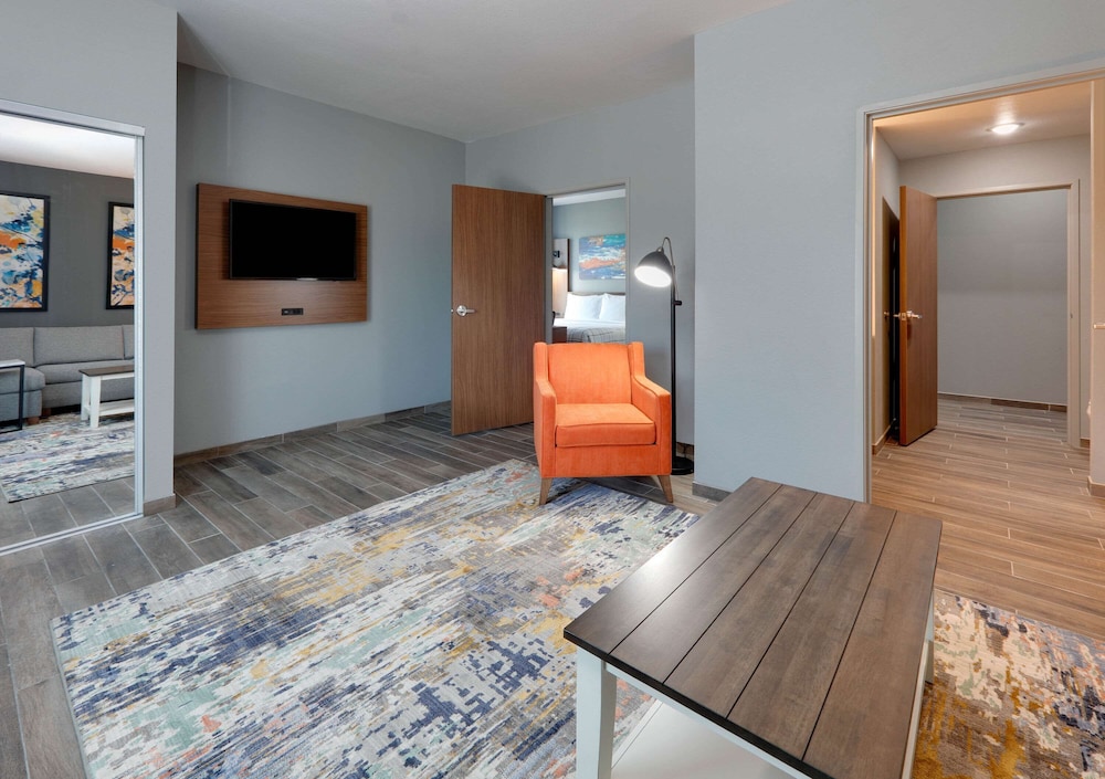 La Quinta Inn Suites Jacksonville 27/34