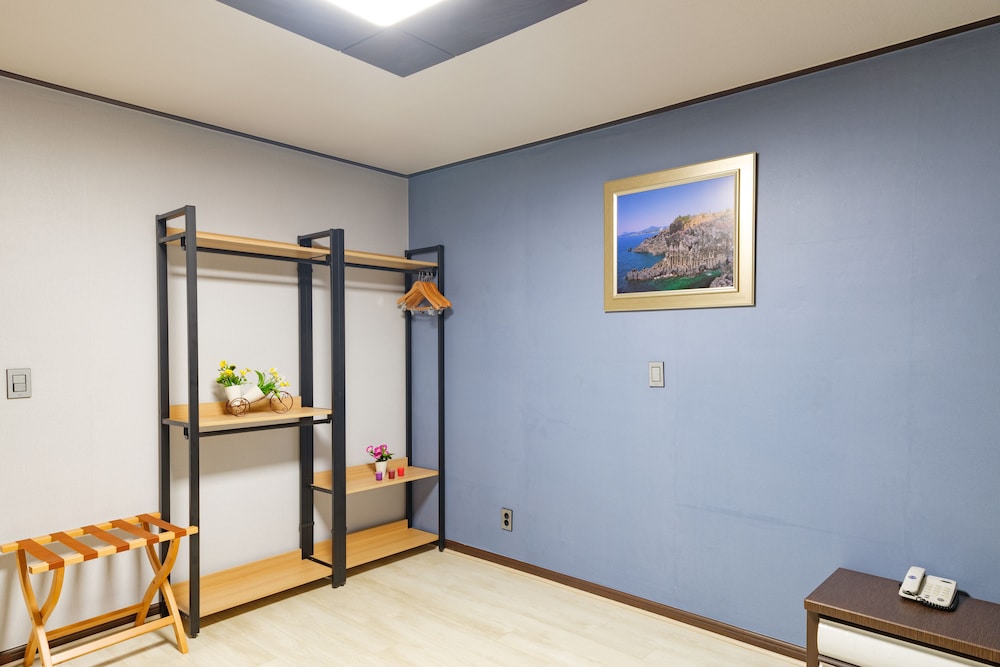 Sea Cliff Hotel Jeju 24/69