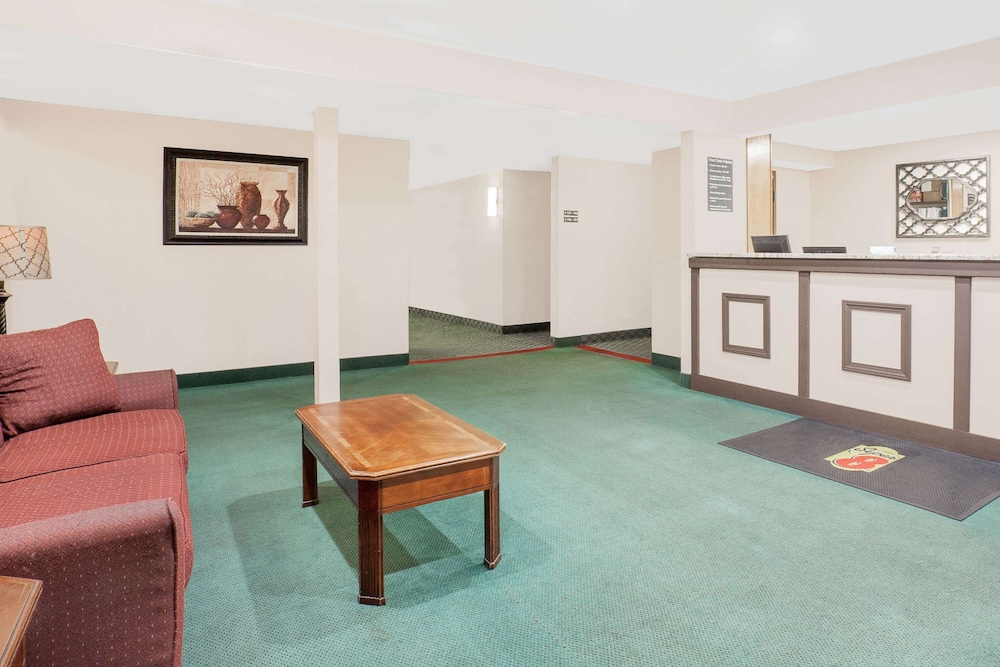 Super 8 by Wyndham Middletown 19/24