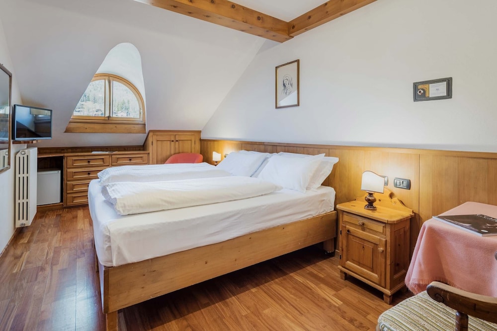 COZY, DOUBLE BED, ATTIC