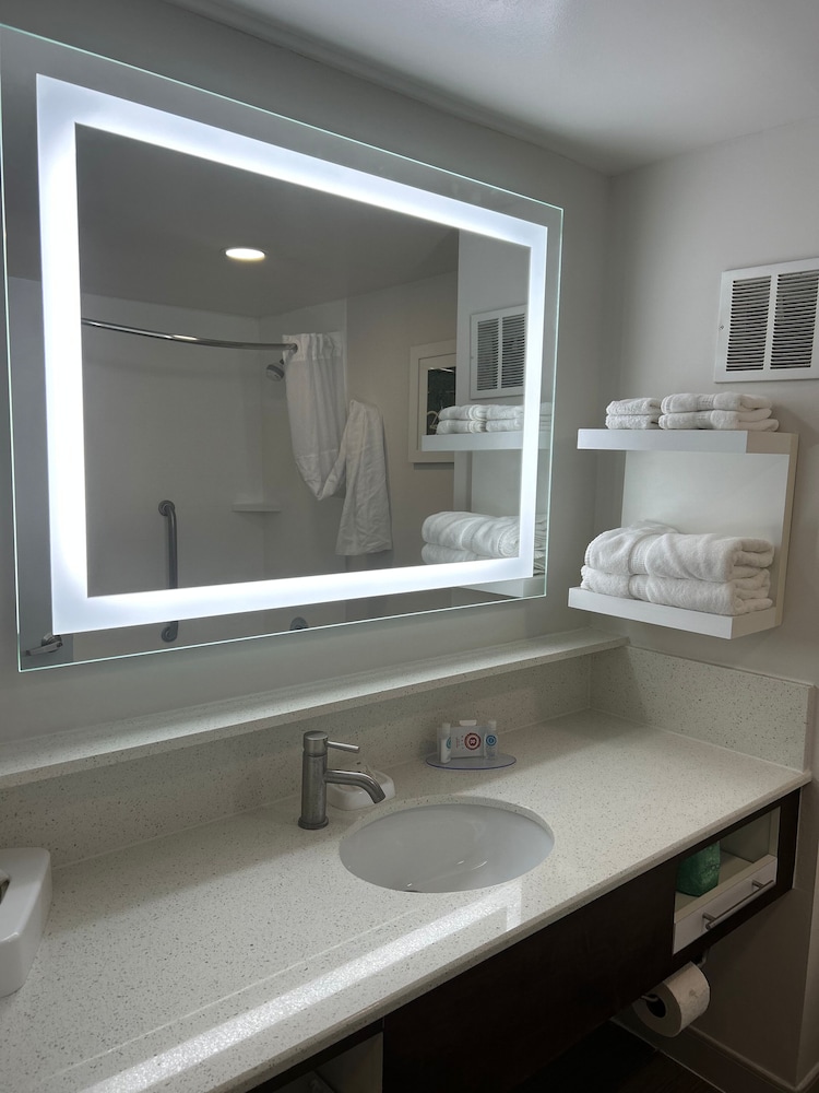 غرفة قياسية بسرير كينج، Comfort Inn Darien - North Brunswick 4/5
