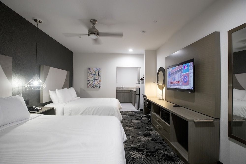 House Hotel 8/25