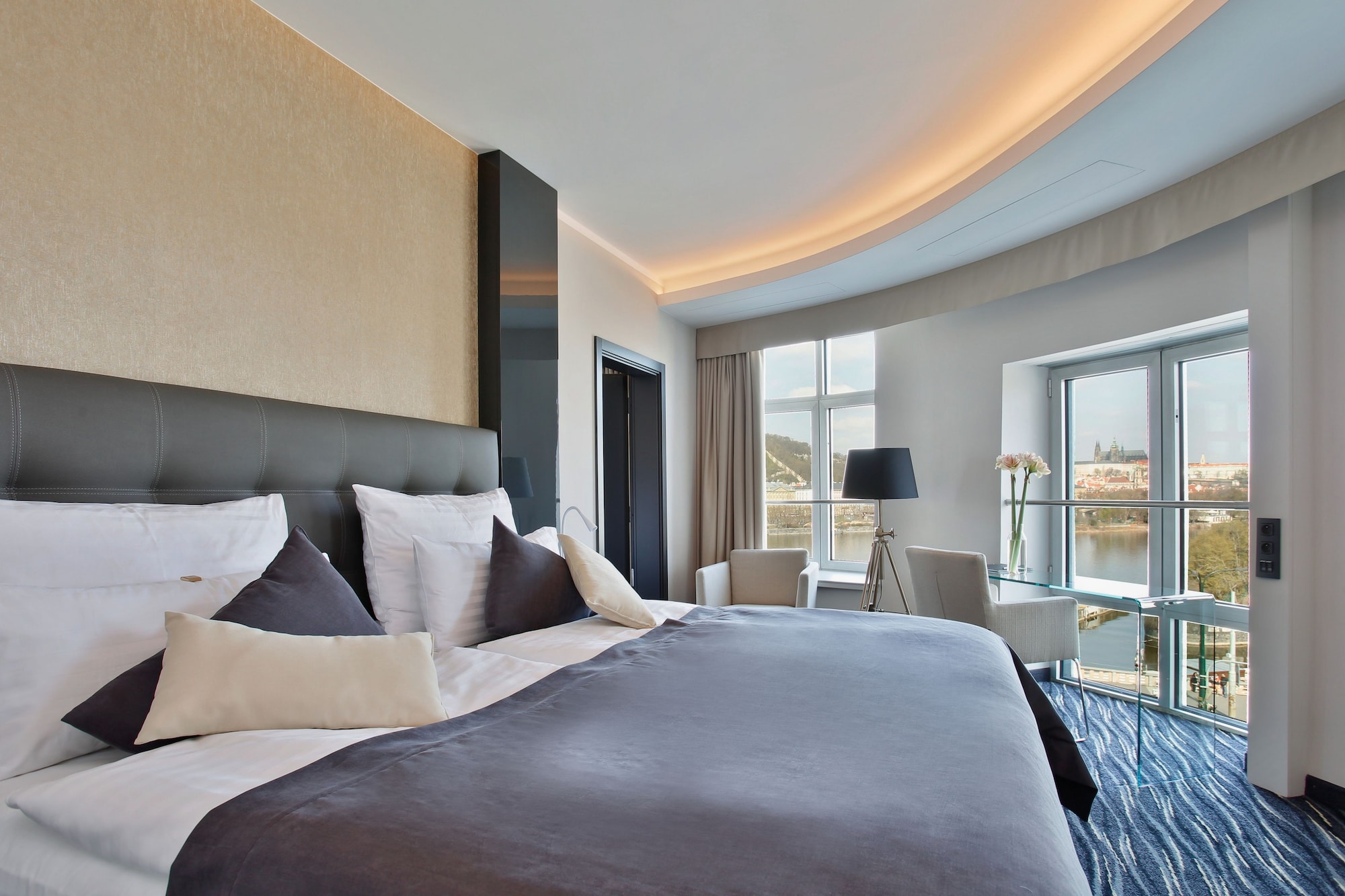 2 BEDROOMS, ROYAL, RIVER, SUITE, CITY VIEW