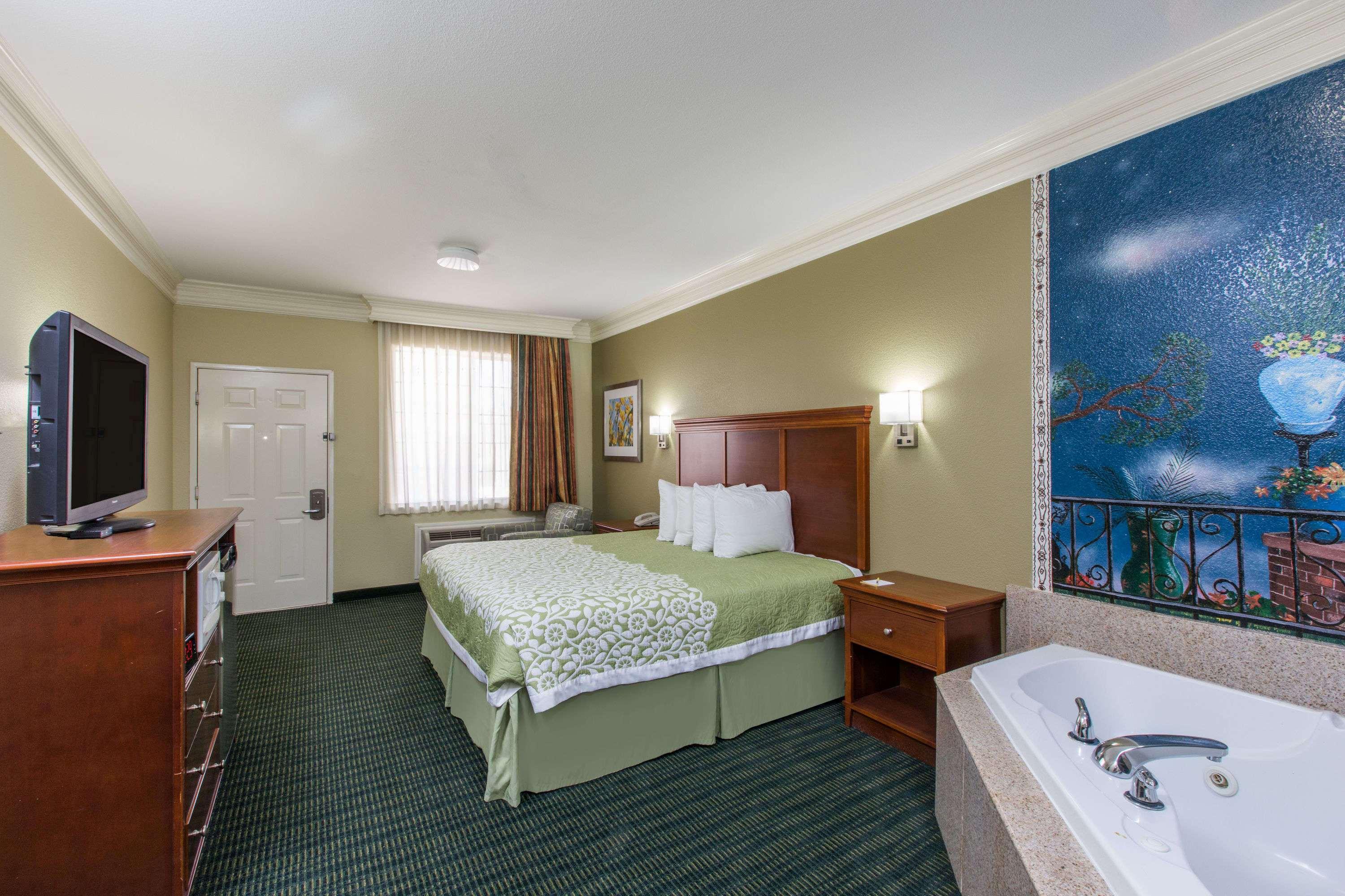 Days Inn & Suites by Wyndham Big Spring 27/28