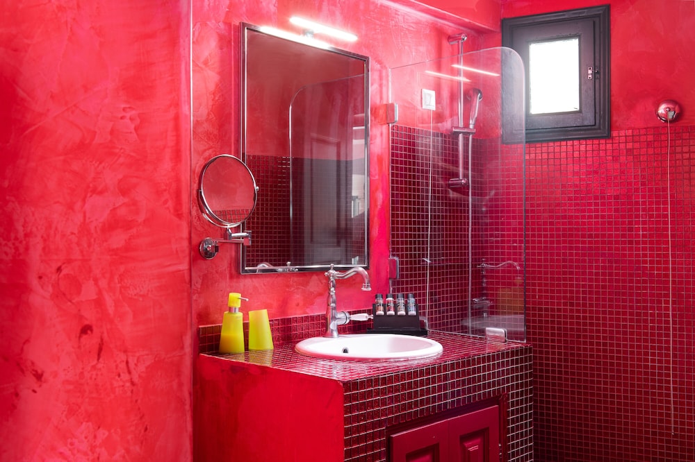 AVANT GARDE SUITES 81/82