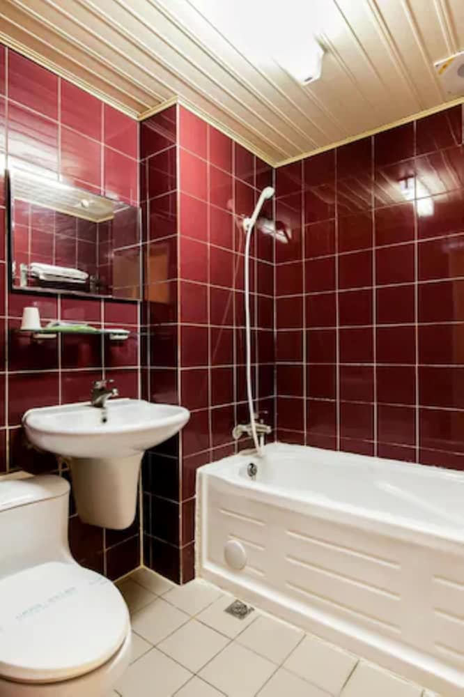 Ruei Gung Business Hotel 44/48