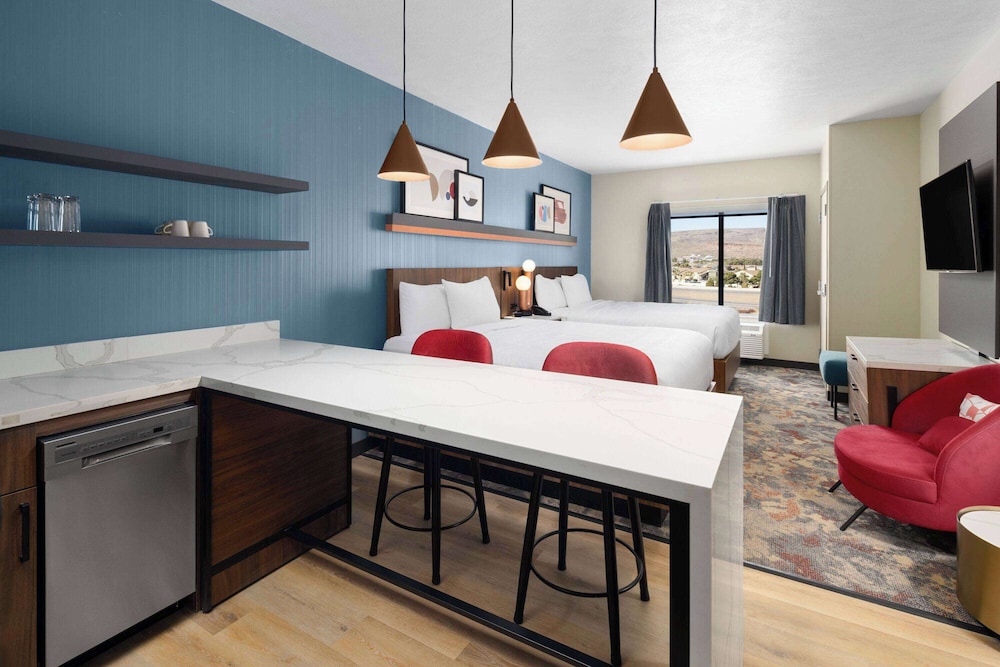 ROOM, 2 QUEEN BEDS, KITCHEN