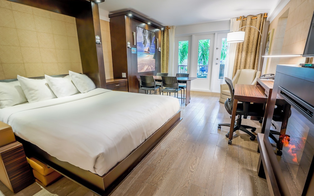 Superior, 2 Queen Beds, 1 Queen and 1 Murphy Bed, Garden View, Kitchenette