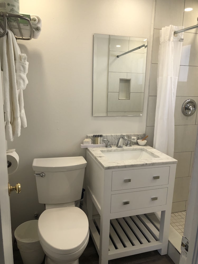 Drop Anchor Resort and Marina 49/50