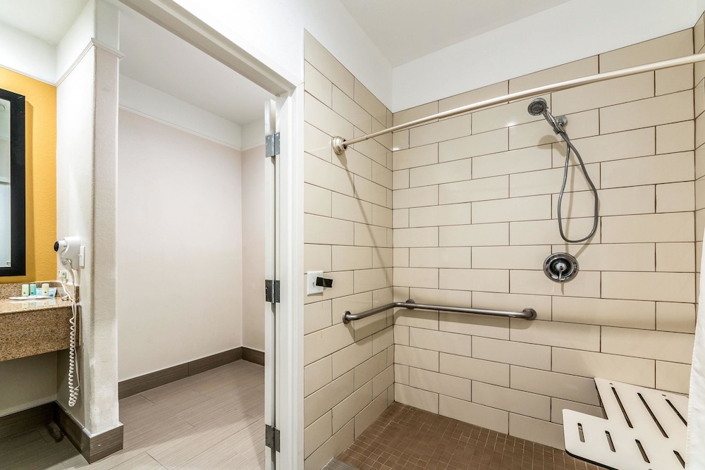 Quality Inn & Suites Seaworld North 20/42