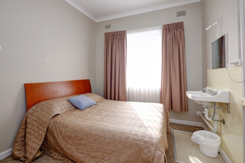 Lakes and Ocean Hotel Forster 7/40