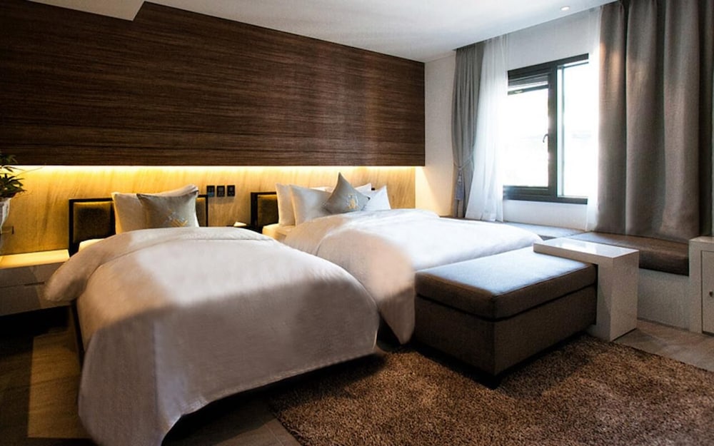 DELUXE, TWIN BEDS