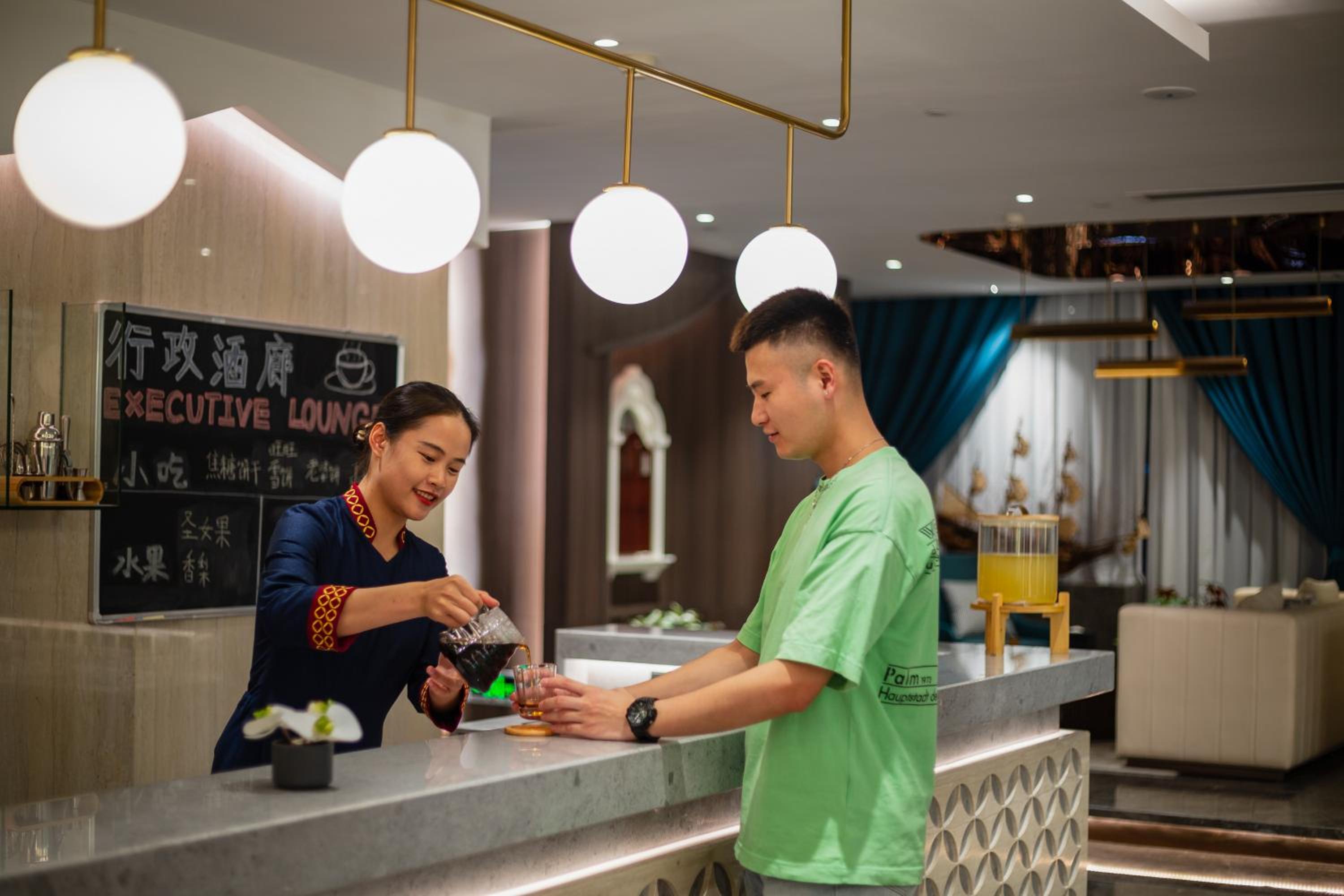 MEHOOD LESTIE HOTEL 10/53