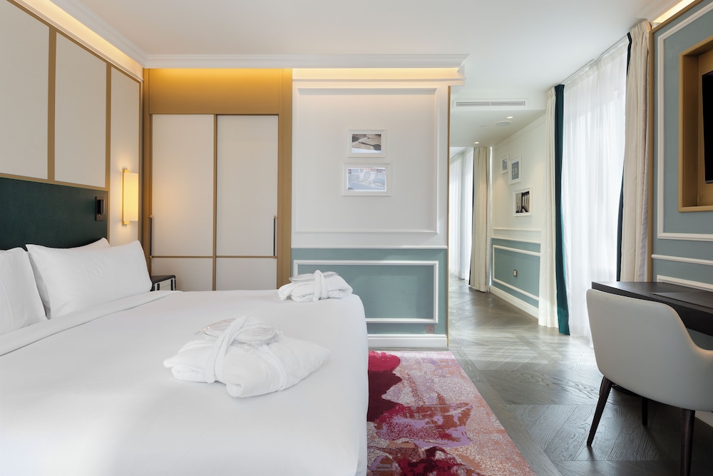 Emerald, Suite, King Bed