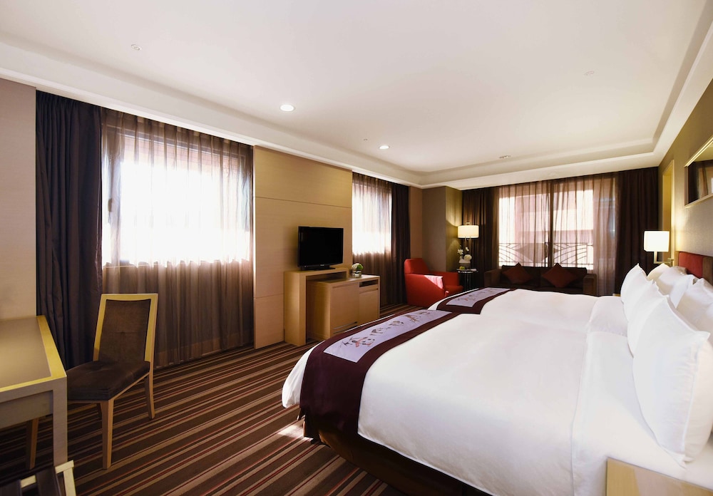 DELUXE, 2 DOUBLE BEDS