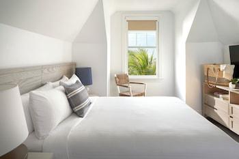2 Bedrooms, Suite, Partial Water View, Living Area