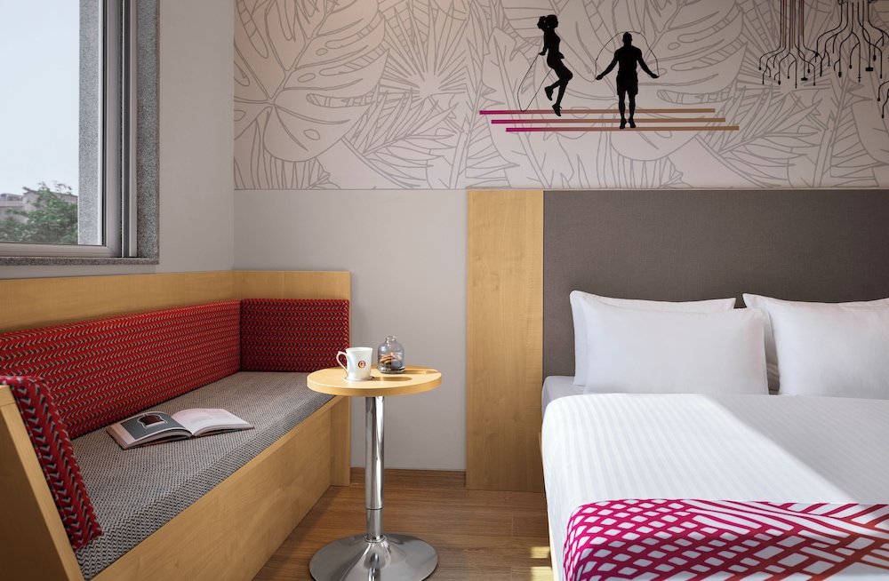 1 Bedroom, Executive, Suite, Queen Bed, Ginger Noida Sector 133 2/3