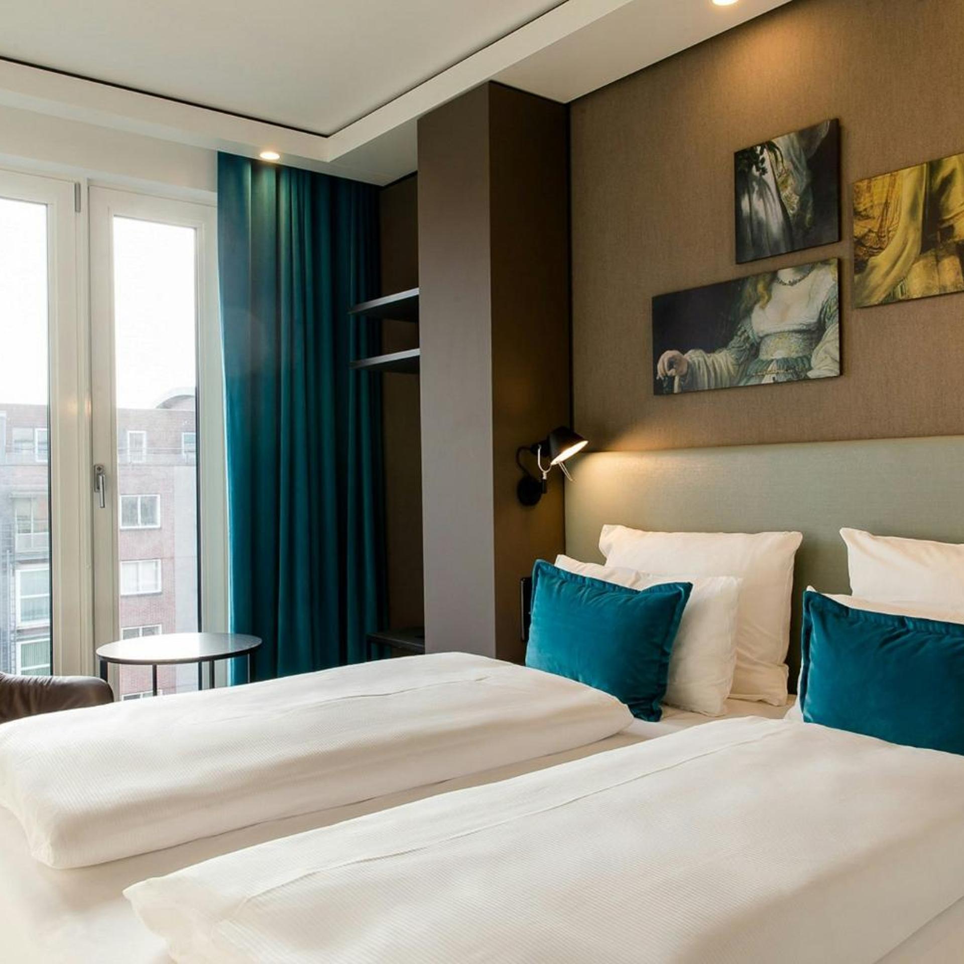 غرفة قياسية بسرير كوين، Motel One Amsterdam-Waterlooplein 3/7