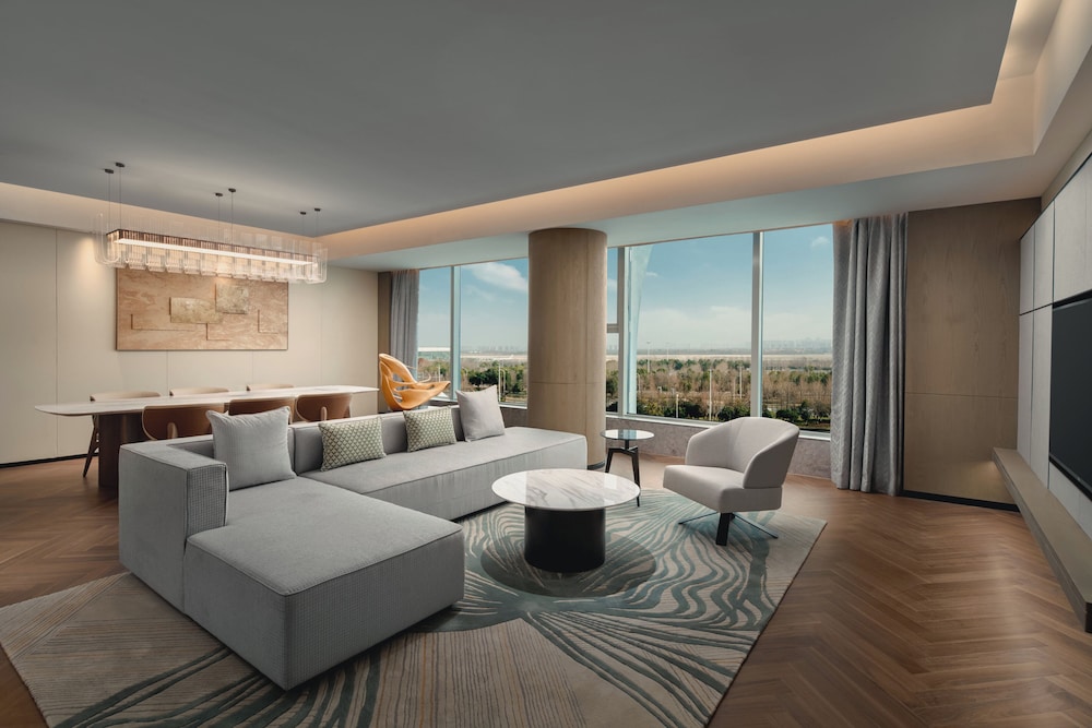 1 Bedroom, Suite, Single Bed, Dining Area، Holiday Inn Wuhan Tianhe Airport by IHG 2/3
