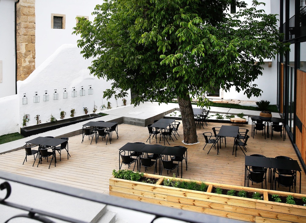 SAPIENTIA BOUTIQUE HOTEL 63/73